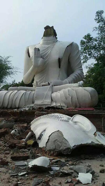 พระเศียรขาด! หลังแผ่นดินไหวเชียงราย 63    LIKE Button 0 likes2,743 views เรื่องโดย Nation Channel | ภาพโดย Nation Channel วันที่ 5 พฤษภาคม 2557 21:22 น. หลังวัดอุดมวารี อ.พาน จ.เชียงราย ได้รับความเสียหาย เศียรพระขาด จากเหตุแผ่นดินไหว รุนแรง pic.twitter.com/NJX2x4fvt0