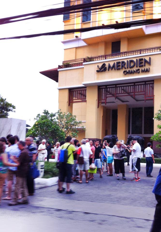 It's shaking!!!! ฝรั่งที่พักในโรงแรมสูงระฟ้า วิ่งลงมาแทบไม่ทัน บ้างอยู่ในชุดคลุมอาบน้ำ ชี้ว่าตึกสั่นไหวกัน เต็มไนท์บาร์ซ่าร์ เชียงใหม่ 